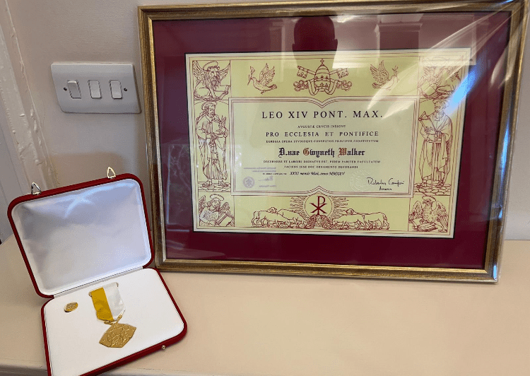 Gwenyth Walker receives Pro Ecclesia Pontifice